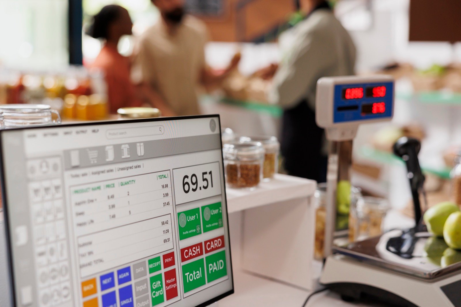 ¿Cómo conectar una balanza al punto de venta (POS) de tu negocio? 2 Balanza conectada al sistema POS en la caja de una tienda